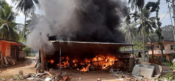 ವಿಟ್ಲ: ಗ್ಯಾರೇಜ್ ನಲ್ಲಿ ಬೆಂಕಿ ಅವಘಡ; ಲಕ್ಷಾಂತರ ರೂ. ನಷ್ಟ