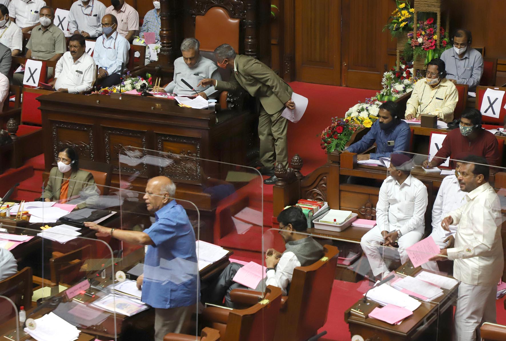 ಸಚಿವರು ಕೋರ್ಟ್ ಮೆಟ್ಟಿಲೇರಿದ ವಿಚಾರ: ಪರಿಷತ್‍ನಲ್ಲಿ ಆಡಳಿತ-ಪ್ರತಿಪಕ್ಷಗಳ ಸದಸ್ಯರ ಮಧ್ಯೆ ತೀವ್ರ ವಾಗ್ವಾದ