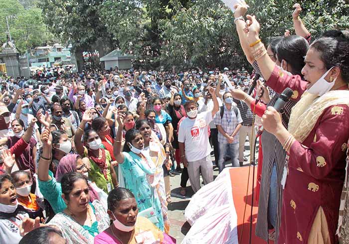 ಖಾಸಗೀಕರಣ ವಿರೋಧಿಸಿ ರಾಜ್ಯದೆಲ್ಲೆಡೆ ಬ್ಯಾಂಕ್ ನೌಕರರ ಮುಷ್ಕರ: ಗ್ರಾಹಕರ ಪರದಾಟ