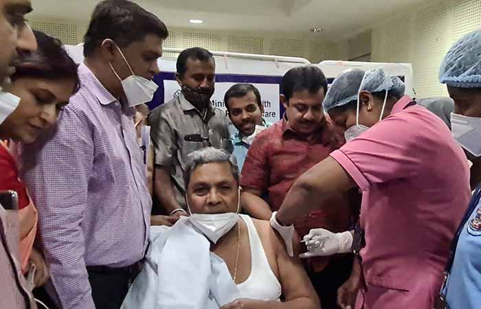 ಕೊರೋನ ಲಸಿಕೆ ಪಡೆದುಕೊಂಡ ಮಾಜಿ ಮುಖ್ಯಮಂತ್ರಿ ಸಿದ್ದರಾಮಯ್ಯ