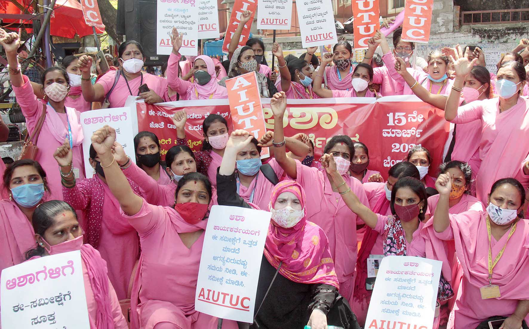 ಇ-ಸಮೀಕ್ಷೆ ನಡೆಸಲು ಸೌಲಭ್ಯ ಕಲ್ಪಿಸಲು ಒತ್ತಾಯಿಸಿ ಆಶಾ ಕಾರ್ಯಕರ್ತೆಯರಿಂದ ಬೃಹತ್ ಧರಣಿ