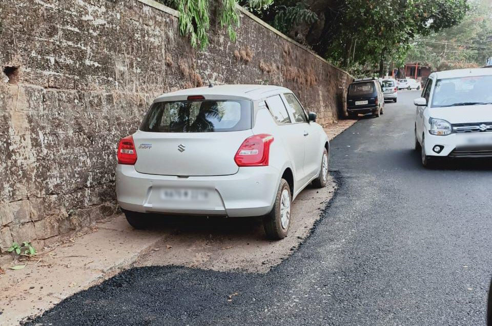 ಕಾರು ಪಾರ್ಕಿಂಗ್ ಮಾಡಿದ ಸ್ಥಳವನ್ನು ಬಿಟ್ಟು ಡಾಮರೀಕರಣ