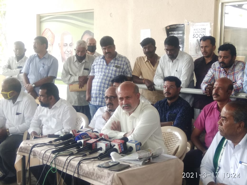 ನನ್ನ ಮೇಲೆ ಯಾಕಿಷ್ಟು ದ್ವೇಷ ?: ಪತ್ರಿಕಾಗೋಷ್ಠಿಯಲ್ಲಿ ಕಣ್ಣೀರಿಟ್ಟ ಶಾಸಕ ಸಾ.ರಾ.ಮಹೇಶ್