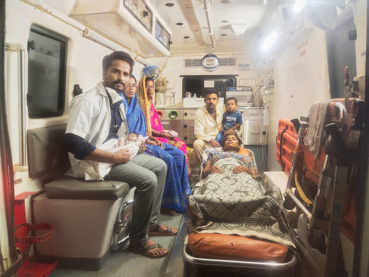 ಮುಂಡಗೋಡ: ಆ್ಯಂಬುಲೆನ್ಸ್ ನಲ್ಲಿ ಹೆಣ್ಣು ಮಗುವಿಗೆ ಜನ್ಮ ನೀಡಿದ ಮಹಿಳೆ