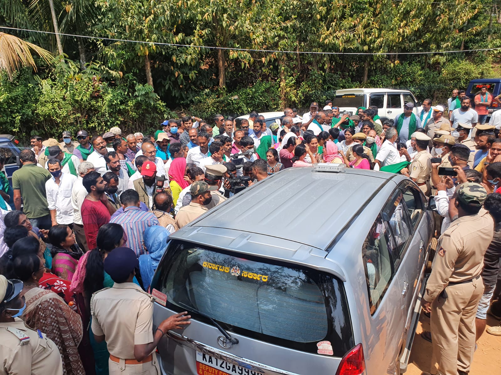 ಹುಲಿ ಕಾರ್ಯಾಚರಣೆ: ಅಸ್ಪಷ್ಟ ನಿಲುವು ಆರೋಪ; ಪ್ರತಿಭಟನಾಕಾರರಿಂದ ಜಿಲ್ಲಾಧಿಕಾರಿ ಕಾರಿಗೆ ತಡೆ