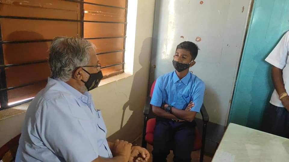 ‘ಪರೀಕ್ಷಾ ಪೇ ಚರ್ಚಾ’ಗೆ ಆಯ್ಕೆಯಾದ ವಿದ್ಯಾರ್ಥಿಯನ್ನು ಭೇಟಿ ಮಾಡಿದ ಸುರೇಶ್ ಕುಮಾರ್