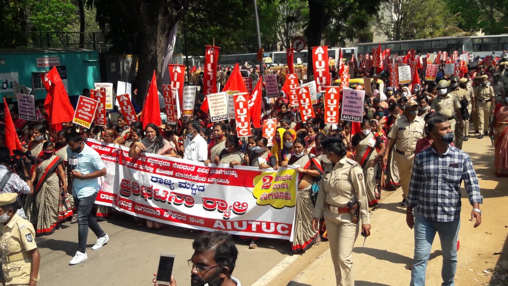 ಸರಕಾರಿ ನೌಕರರೆಂದು ಪರಿಗಣಿಸಲು ಒತ್ತಾಯಿಸಿ ಅಂಗನವಾಡಿ ನೌಕರರ ಬೃಹತ್ ಹೋರಾಟ