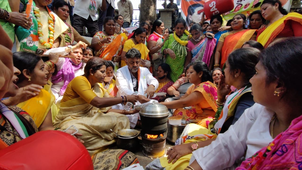 ಬೆಲೆ ಏರಿಕೆ ನಿಯಂತ್ರಿಸಬೇಕಾದರೆ ಬಿಜೆಪಿಯನ್ನು ಸೋಲಿಸುವುದೊಂದೆ ಪರಿಹಾರ: ಡಿ.ಕೆ.ಶಿವಕುಮಾರ್