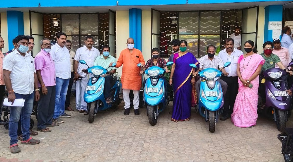 ವಿಕಲಚೇತನರಿಗೆ ಟ್ರೈ-ಸ್ಕೂಟರ್, ವೀಲ್ಚೇರ್ ವಿತರಣೆ