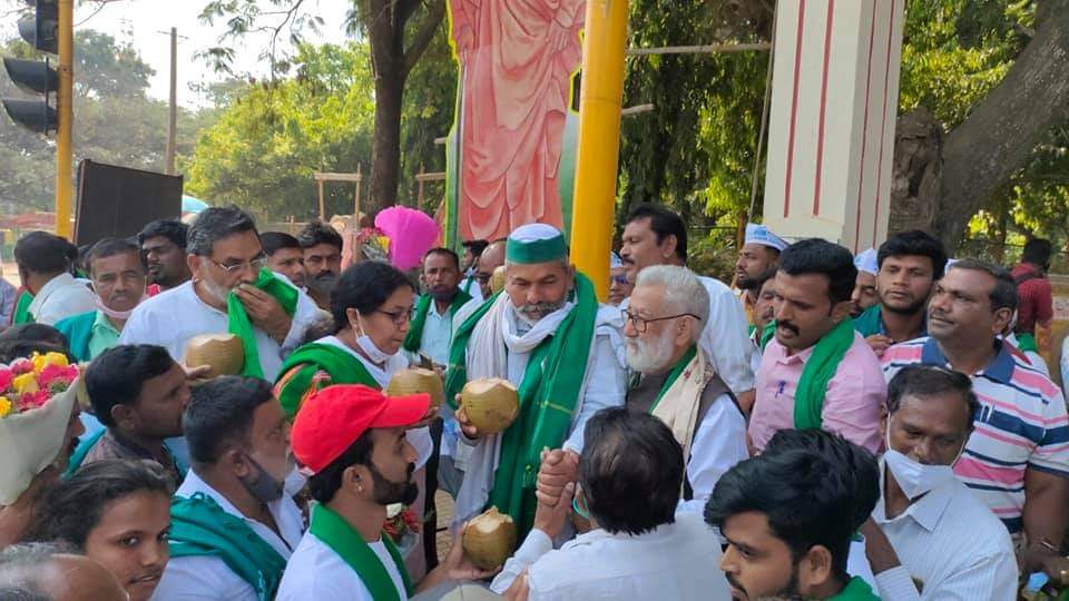 ತುಮಕೂರು: ರೈತ ಮುಖಂಡರನ್ನು ಸ್ವಾಗತಿಸಿ, ಬಿಳ್ಕೋಟ್ಟ ರೈತರು, ಪ್ರಗತಿಪರ ಸಂಘಟನೆಗಳ ಮುಖಂಡರು