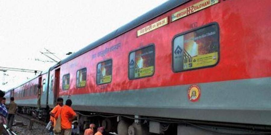 ರೈಲಿನಲ್ಲಿ ಧೂಮಪಾನ ಮಾಡಿದವರಿಗೆ  ಭಾರೀ ದಂಡ ವಿಧಿಸಲು ಚಿಂತನೆ