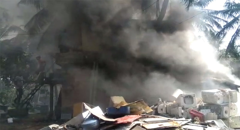 ಶಾರ್ಟ್ ಸರ್ಕ್ಯೂಟ್‍ : ಗುಜರಿ ಅಂಗಡಿಗೆ ಬೆಂಕಿ