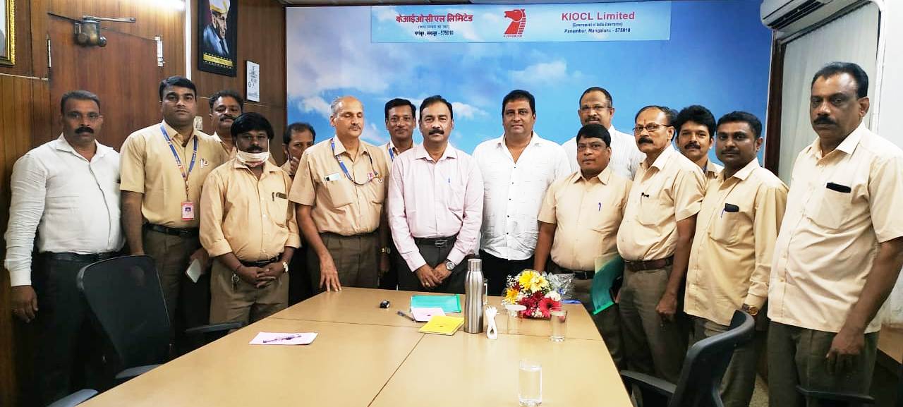 ಸರೋಜಿನಿ ಮಹಿಷಿ ವರದಿ ಜಾರಿಗೆ ಇಂಟಕ್ ಒತ್ತಾಯ