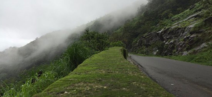 ಅಸ್ವಸ್ಥಗೊಂಡ ಚಾಲಕ : ಚಾರ್ಮಾಡಿ ಘಾಟ್‌ನಲ್ಲಿ ಚರಂಡಿಗೆ ಮಗುಚಿದ ಸರಕಾರಿ ಬಸ್