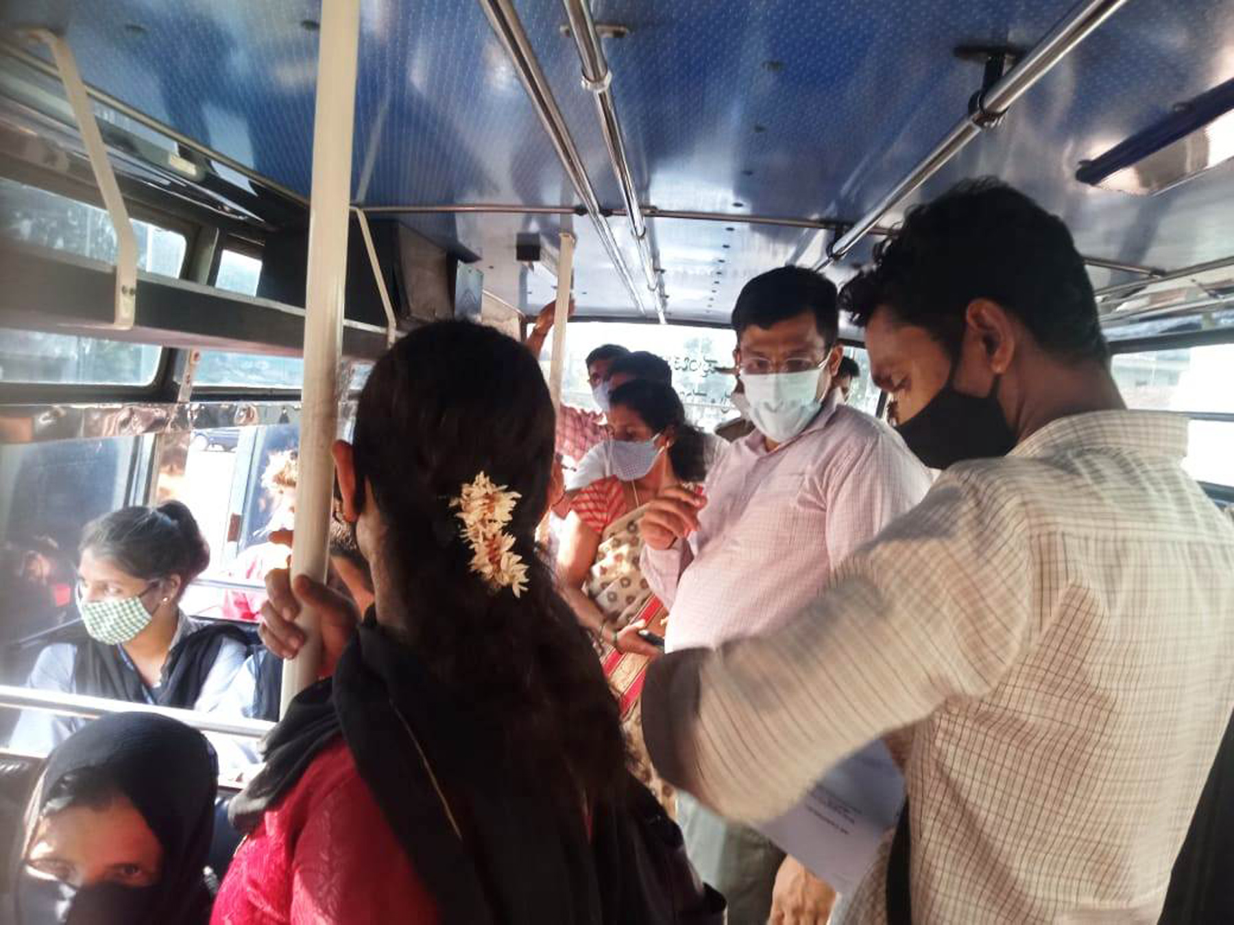 ಕಾಪು ತಹಶೀಲ್ದಾರ್ ರಿಂದ ಕಾರ್ಯಾಚರಣೆ: 35 ಮಂದಿಗೆ ದಂಡ