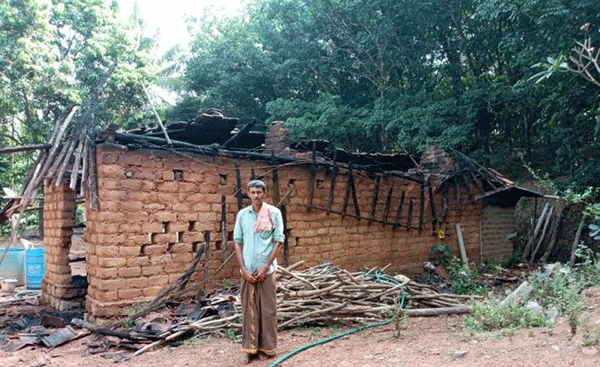 ಚಾರ್ಮಾಡಿ: ಕೊಟ್ಟಿಗೆ ಬೆಂಕಿಗಾಹುತಿ: ದಾಸ್ತಾನಿದ್ದ ತೆಂಗಿನಕಾಯಿ, ರಬ್ಬರ್ ಶೀಟ್ ಭಸ್ಮ