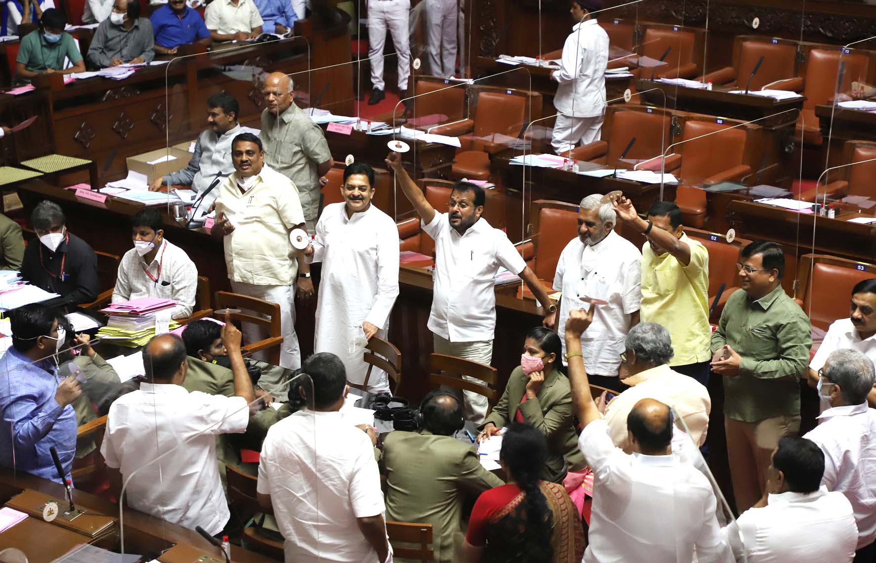 ಸಿಡಿ ಚರ್ಚೆಗೆ ಕಾಂಗ್ರೆಸ್ ಸದಸ್ಯರ ಪಟ್ಟು: ಸದನ ಅನಿರ್ದಿಷ್ಟಾವಧಿ ಮುಂದೂಡಿದ ಸಭಾಪತಿ ಬಸವರಾಜ ಹೊರಟ್ಟಿ