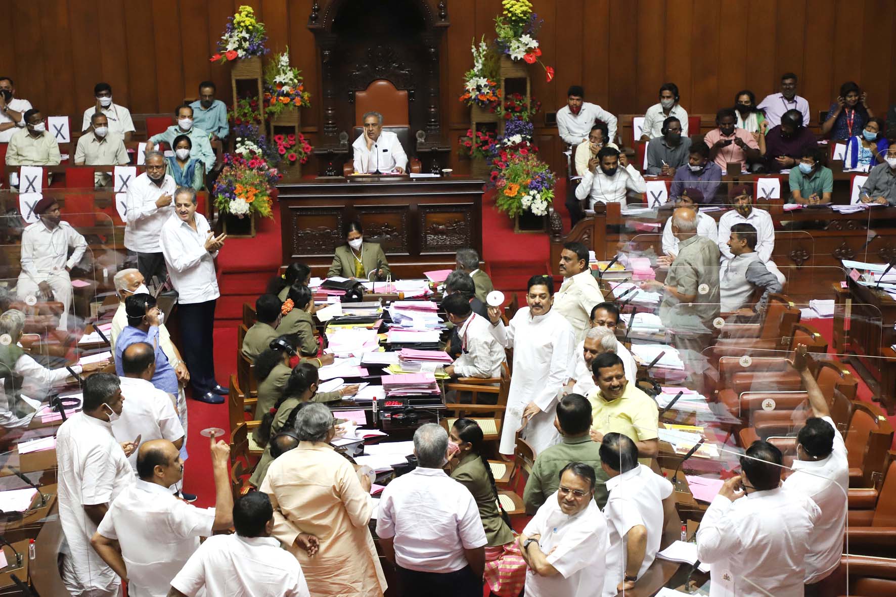 ವಿಧಾನ ಪರಿಷತ್‍ನಲ್ಲಿ ಕಾಂಗ್ರೆಸ್ ಧರಣಿಯ ನಡುವೆಯೇ ಪೂರಕ ಅಂದಾಜು ಮಂಡನೆ; ವಿಧೇಯಕಗಳಿಗೆ ಅಂಗೀಕಾರ
