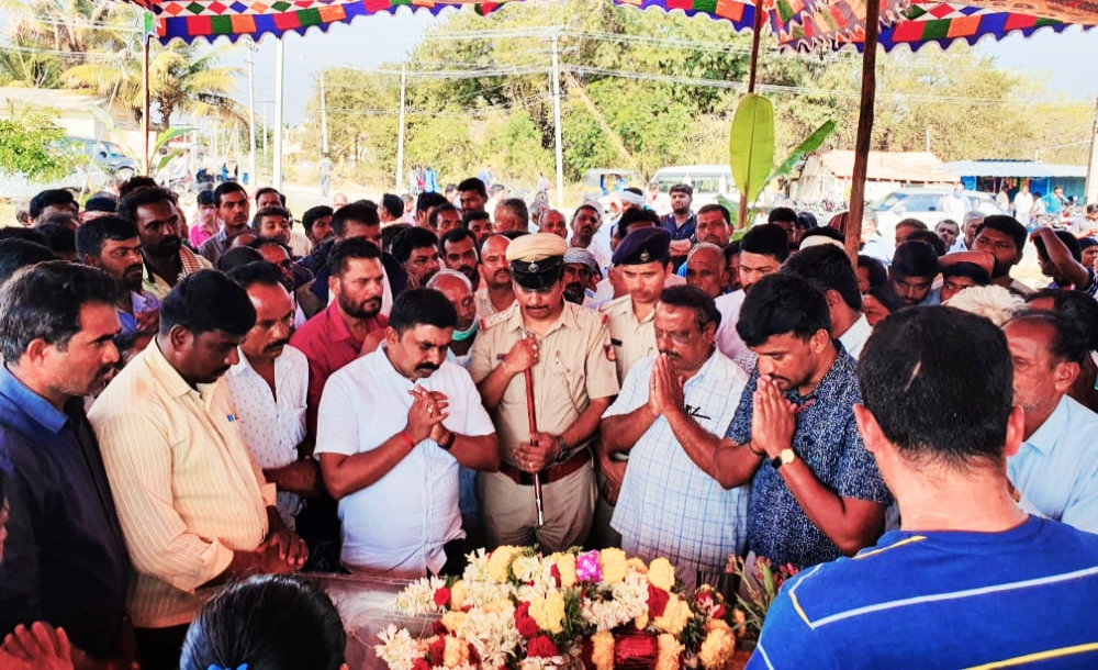 ಕಡೂರು: ಸ್ವಗ್ರಾಮದಲ್ಲಿ ಸರಕಾರಿ ಗೌರವದೊಂದಿಗೆ ಯೋಧನ ಅಂತ್ಯಕ್ರಿಯೆ
