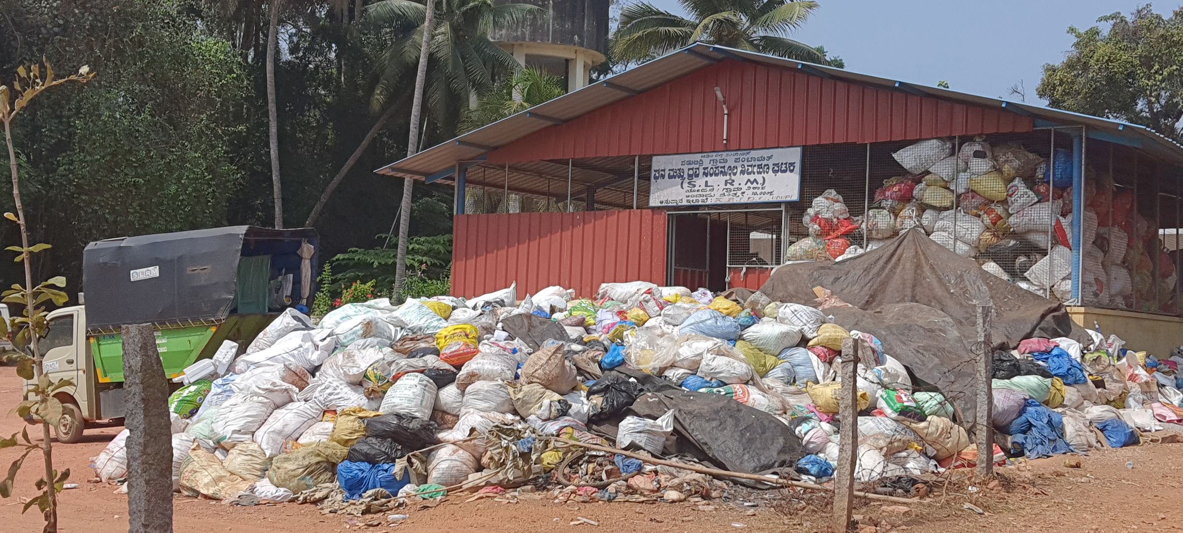ಪಡುಬಿದ್ರಿ: ಕಸ ವಿಲೇವರಿಯಾಗದೆ ದುರ್ನಾತ; ಗ್ರಾ.ಪಂ. ವಿರುದ್ಧ ಆಕ್ರೋಶ