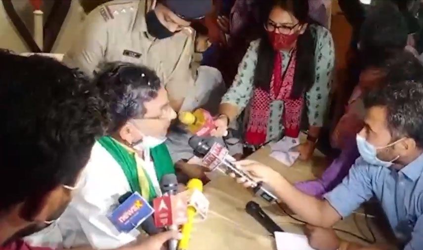 ಗುಜರಾತ್: ಪತ್ರಿಕಾಗೋಷ್ಠಿ ಉದ್ದೇಶಿಸಿ ಮಾತನಾಡುತ್ತಿದ್ದಾಗಲೇ ರೈತ ಮುಖಂಡನ ಬಂಧಿಸಿದ ಪೊಲೀಸರು