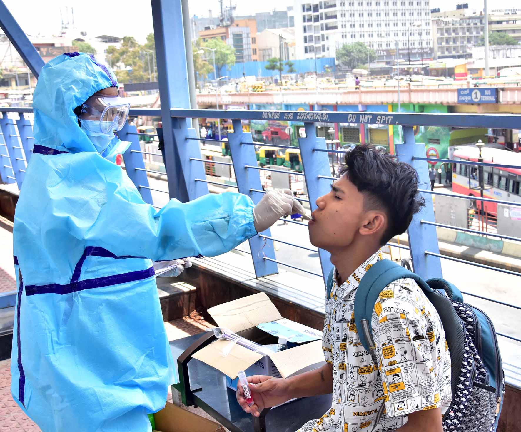 ಬೆಂಗಳೂರಿನಲ್ಲಿ ಕೋವಿಡ್ ಪ್ರಕರಣ ಏರಿಕೆ ಹಿನ್ನೆಲೆ: ಬಸ್, ರೈಲ್ವೆ ನಿಲ್ದಾಣಗಳಲ್ಲಿ ಪರೀಕ್ಷೆ ಹೆಚ್ಚಳ