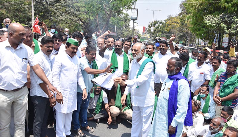 ಶಿವಮೊಗ್ಗ: ಡಿಸಿ ಕಚೇರಿ ಮುಂಭಾಗ ಕೃಷಿ ಕಾಯ್ದೆಗಳ ಪ್ರತಿಗೆ ಬೆಂಕಿ ಹಚ್ಚಿ ರೈತರ ಪ್ರತಿಭಟನೆ