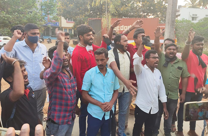 ಸುಳ್ಳು ಹೇಳಿ ಯುವ ಜನರ ದಿಕ್ಕು ತಪ್ಪಿಸುತ್ತಾರೆ: ಶಿವಮೊಗ್ಗದಲ್ಲಿ ಚಕ್ರವರ್ತಿ ಸೂಲಿಬೆಲೆ ವಿರುದ್ಧ ಗೋಬ್ಯಾಕ್ ಚಳವಳಿ