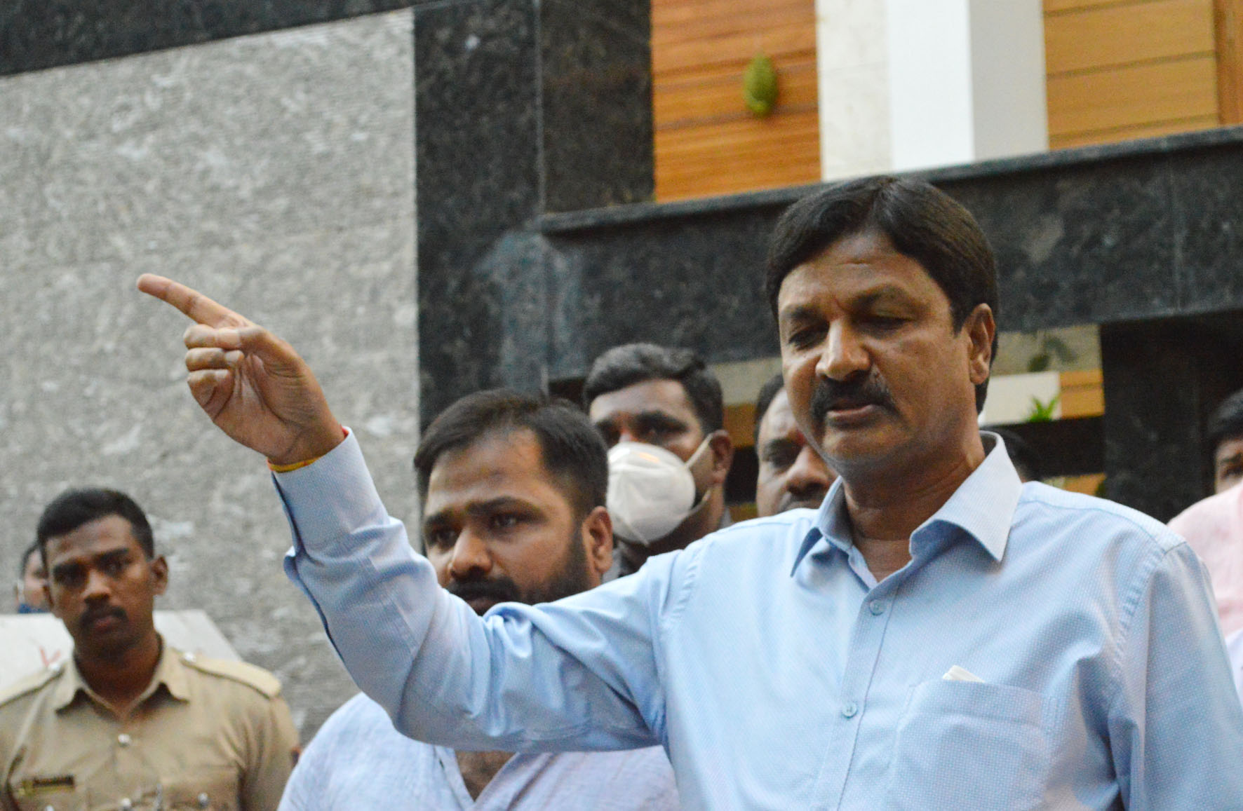 ರಮೇಶ್ ಜಾರಕಿಹೊಳಿ ನಿವಾಸಕ್ಕೆ ಯುವ ಕಾಂಗ್ರೆಸ್ ಮುತ್ತಿಗೆ: ಕ್ಷಮೆಯಾಚನೆಗೆ ಪಟ್ಟು