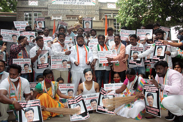 ರಮೇಶ್ ಜಾರಕಿಹೊಳಿ ಬಂಧನಕ್ಕೆ ಆಗ್ರಹಿಸಿ ಪೊರಕೆ ಹಿಡಿದು ಕಾಂಗ್ರೆಸ್ ಧರಣಿ