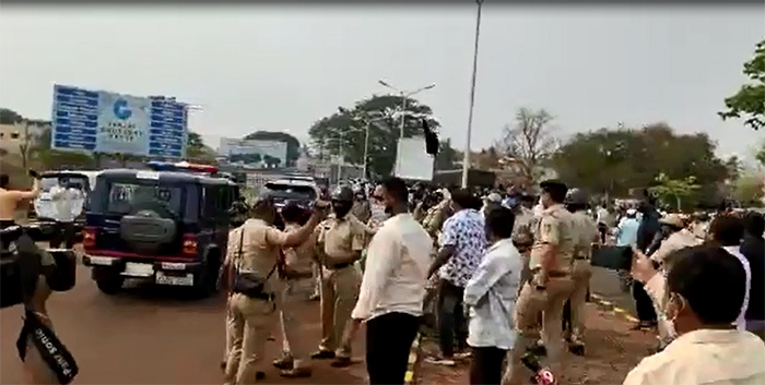 ಡಿಕೆಶಿಗೆ ರಮೇಶ್ ಜಾರಕಿಹೊಳಿ ಬೆಂಬಲಿಗರಿಂದ ಕಪ್ಪು ಬಾವುಟ ಪ್ರದರ್ಶನ: ಬೆಂಗಾವಲು ವಾಹನಕ್ಕೆ ಚಪ್ಪಲಿ, ಕಲ್ಲು ತೂರಾಟ