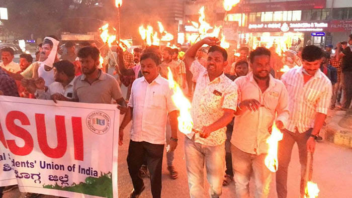 ರಮೇಶ್ ಜಾರಕಿಹೊಳಿ ಬಂಧನಕ್ಕೆ ಪಟ್ಟು: ರಾಜ್ಯದ ಹಲವೆಡೆ ಪಂಜಿನ ಮೆರವಣಿಗೆ, ಪ್ರತಿಕೃತಿ ದಹನ