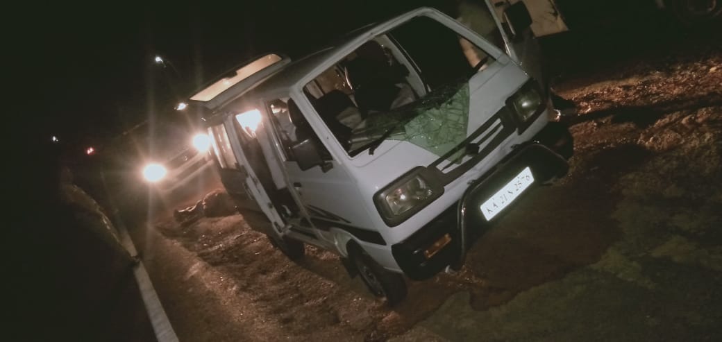 ಉಪ್ಪಿನಂಗಡಿ : ಪೇಪರ್ ಸಾಗಾಟದ ಕಾರು ಢಿಕ್ಕಿ; ಅಪರಿಚಿತ ವ್ಯಕ್ತಿಗೆ ಗಾಯ