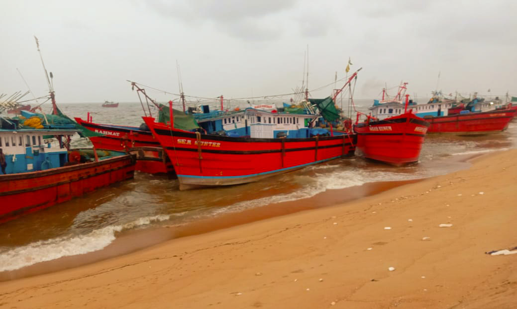 ಭಾರೀ ಗಾಳಿ, ಮಳೆ: ಲಂಗರು ಹಾಕಿದ ಬೋಟುಗಳಿಗೆ ಹಾನಿ