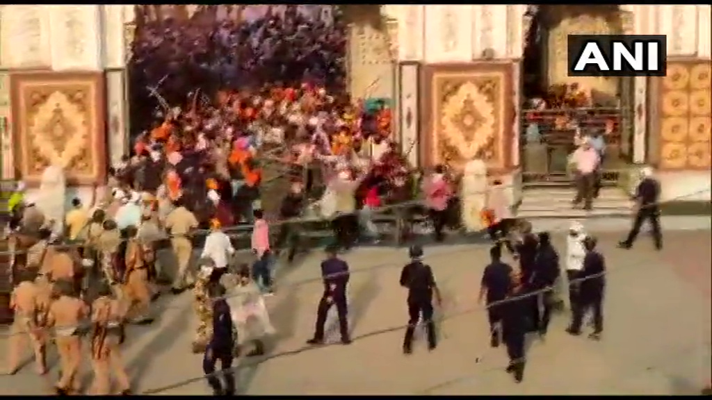 ಗುರುದ್ವಾರದಲ್ಲಿ ಕತ್ತಿ ಝಳಪಿಸುತ್ತಾ ಮುನ್ನುಗ್ಗಿದ ಯುವಕರ ಗುಂಪು: ನಾಲ್ವರು ಪೊಲೀಸರಿಗೆ ಗಾಯ