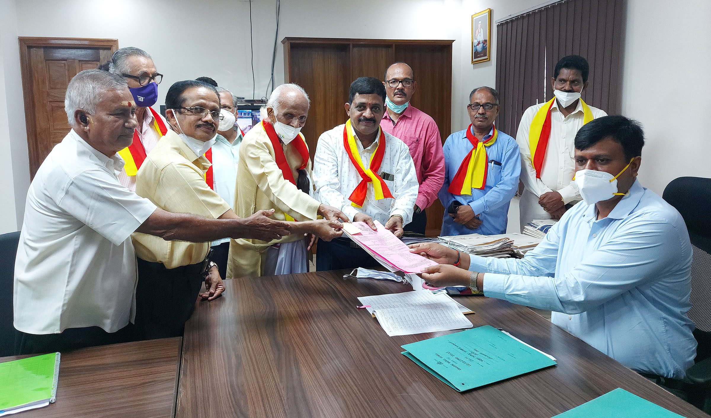 ಕಸಾಪ ಚುನಾವಣೆ: ಜಿಲ್ಲಾಧ್ಯಕ್ಷ ಸ್ಥಾನಕ್ಕೆ ಬಾಸ್ರಿ ನಾಮಪತ್ರ ಸಲ್ಲಿಕೆ