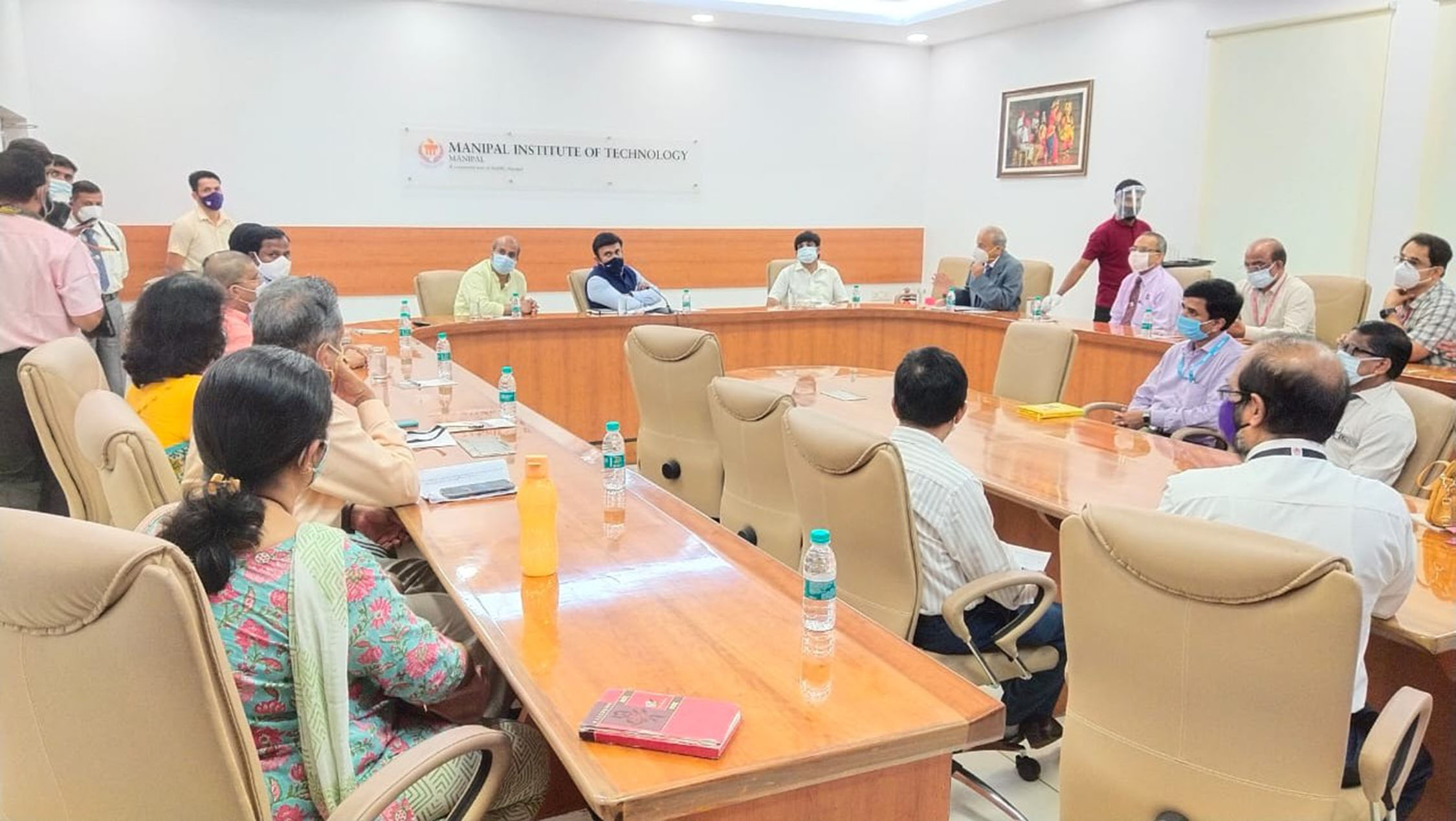 ಕೋವಿಡ್ ಸೋಂಕಿತರ ಸಂಖ್ಯೆಯಲ್ಲಿ ಹೆಚ್ಚಳದ ಹಿನ್ನೆಲೆ: ಮಣಿಪಾಲ ಎಂಐಟಿ ಕ್ಯಾಂಪಸ್‌ಗೆ ಸಚಿವ ಸುಧಾಕರ್ ಭೇಟಿ