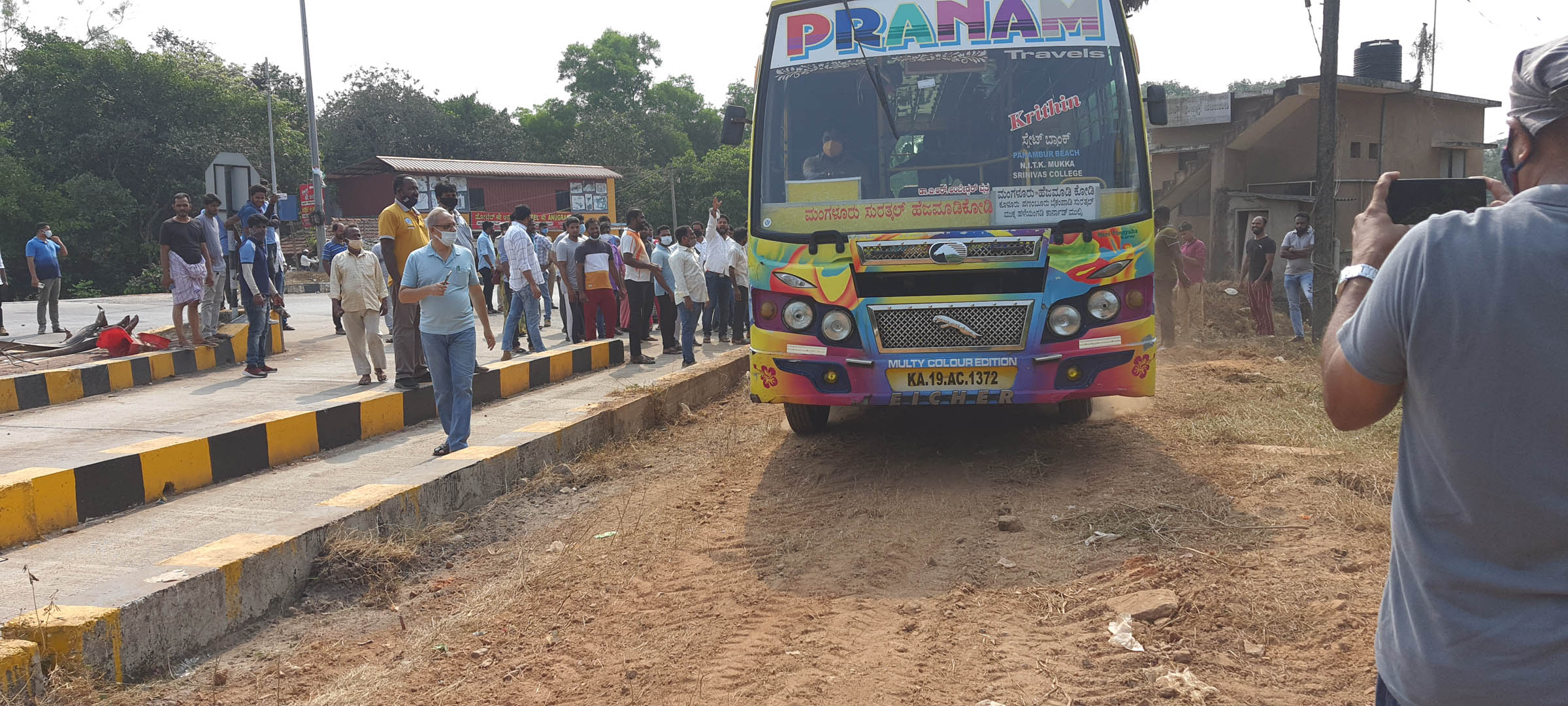 ಪಡುಬಿದ್ರಿ: ಟೋಲ್‍ವಿನಾಯಿತಿಗೆ ಒತ್ತಾಯಿಸಿ ಪ್ರತ್ಯೇಕ ರಸ್ತೆ ನಿರ್ಮಿಸಿ ಪ್ರತಿಭಟನೆ