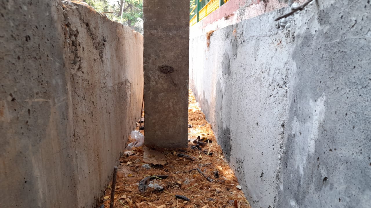 ಚರಂಡಿ ಒಳಗೆ ವಿದ್ಯುತ್ ಕಂಬ !: ಶಿವಮೊಗ್ಗ ಸ್ಮಾರ್ಟ್ ಸಿಟಿ ಇಂಜಿನಿಯರ್ ಗಳ ಎಡವಟ್ಟು