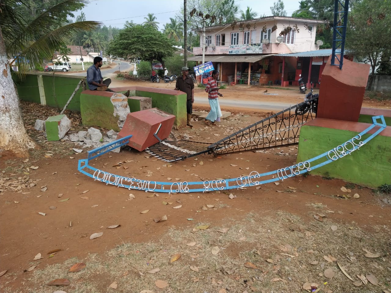 ಸೊಮವಾರಪೇಟೆಯಲ್ಲಿ ಕಾಡಾನೆ ದಾಳಿ: ಶಾಲೆಯ ಸ್ವಾಗತ ಕಮಾನು, ಕಾಂಪೌಂಡ್ ಧ್ವಂಸ