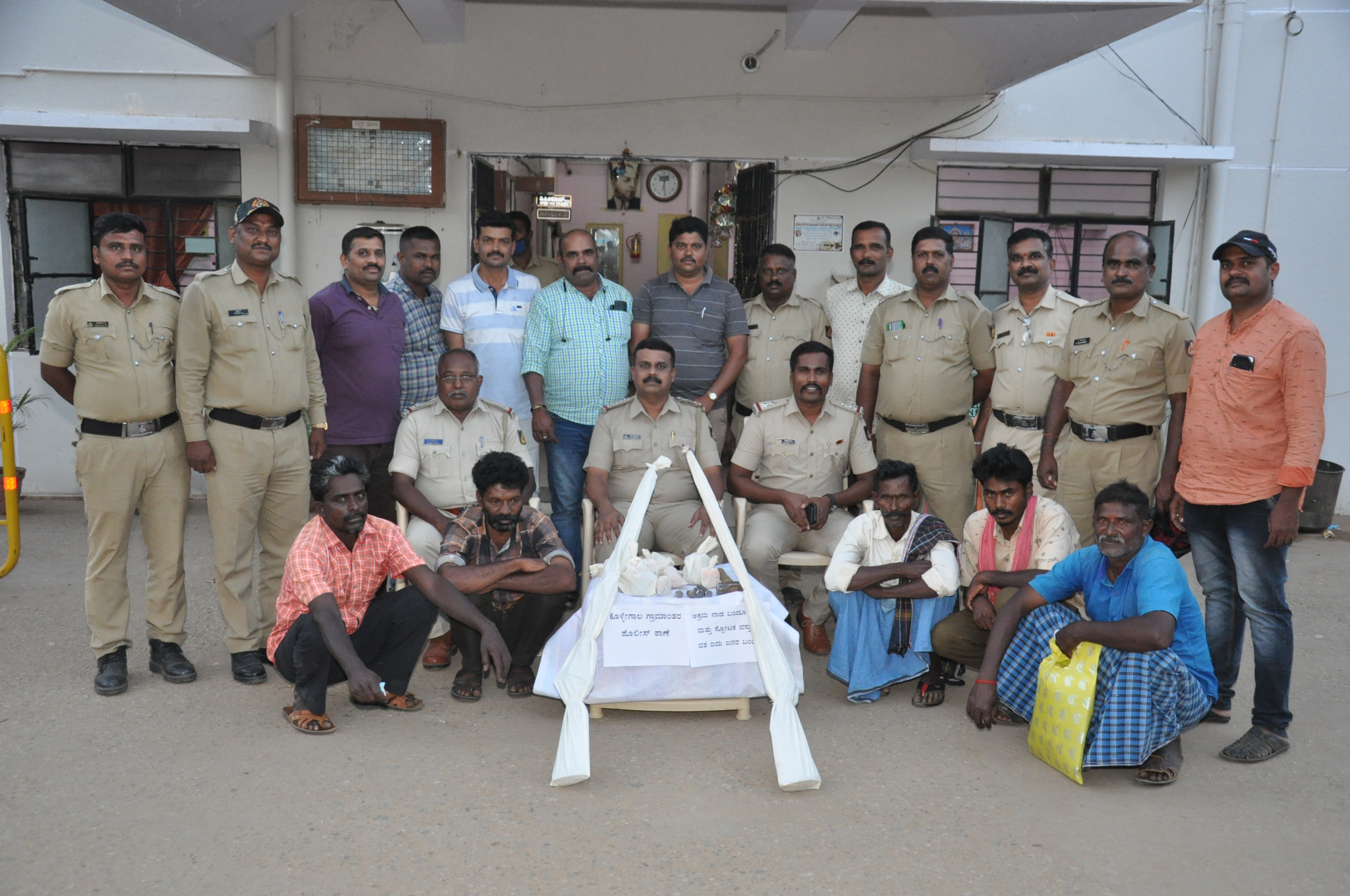 ಕೊಳ್ಳೇಗಾಲ: ಅಕ್ರಮವಾಗಿ ನಾಡಬಂದೂಕನ್ನೂ ಬಳಸುತ್ತಿದ್ದ ಐವರ ಬಂಧನ