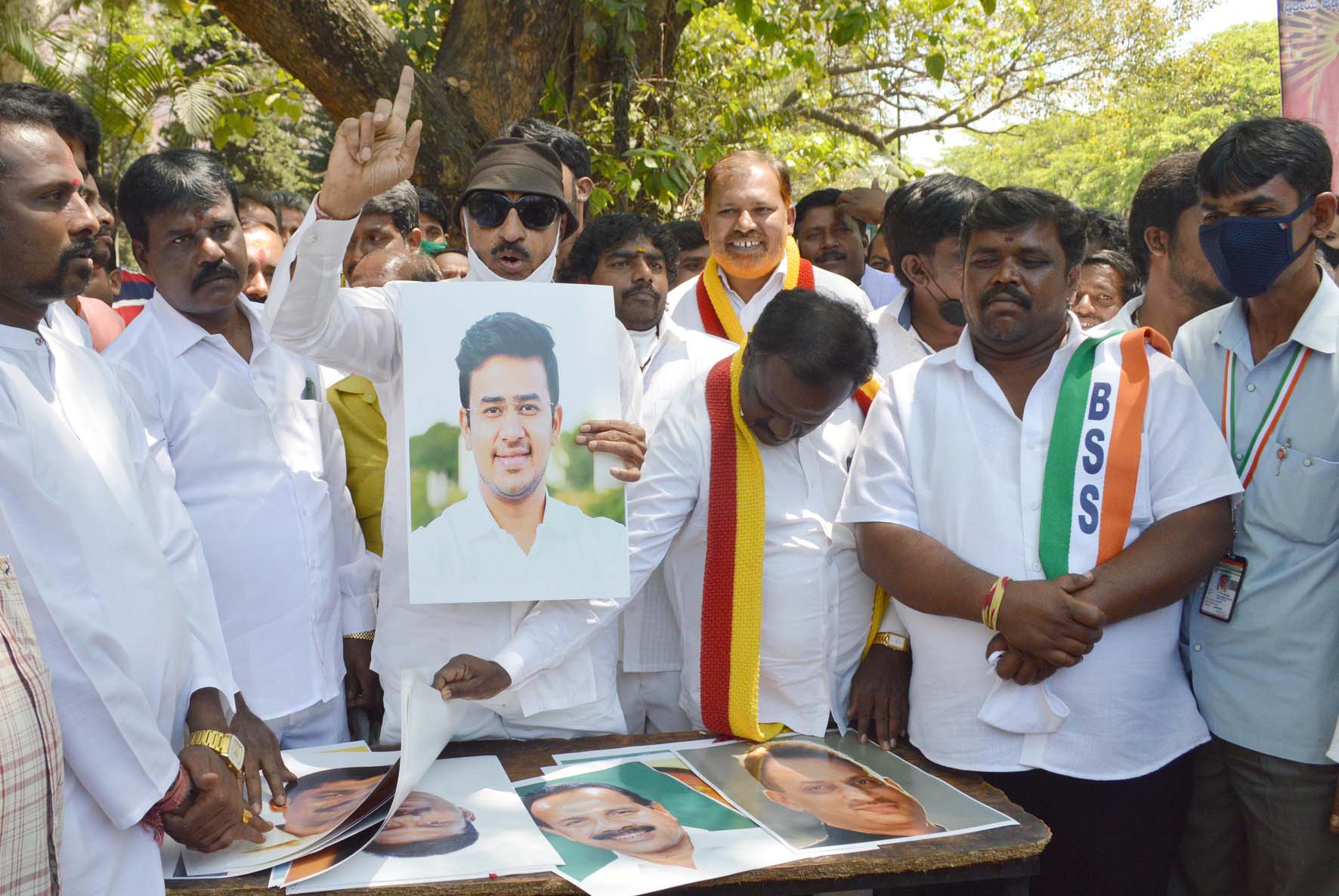 ಸಂಸದರ ಹರಾಜು ಹಾಕಿ ವಿನೂತನವಾಗಿ ಪ್ರತಿಭಟಿಸಿದ ವಾಟಾಳ್ ನಾಗರಾಜ್