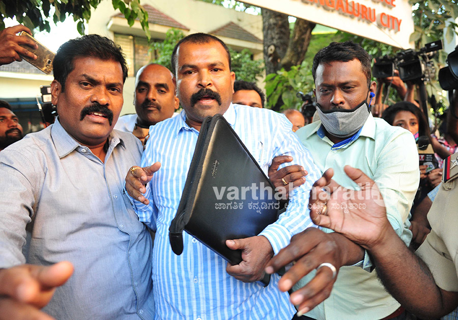 ಅಶ್ಲೀಲ ಸಿಡಿ ಪ್ರಕರಣಕ್ಕೆ ತಿರುವು: ದೂರು ವಾಪಸ್ ಪಡೆಯಲು ಮುಂದಾದ ದಿನೇಶ್ ಕಲ್ಲಹಳ್ಳಿ