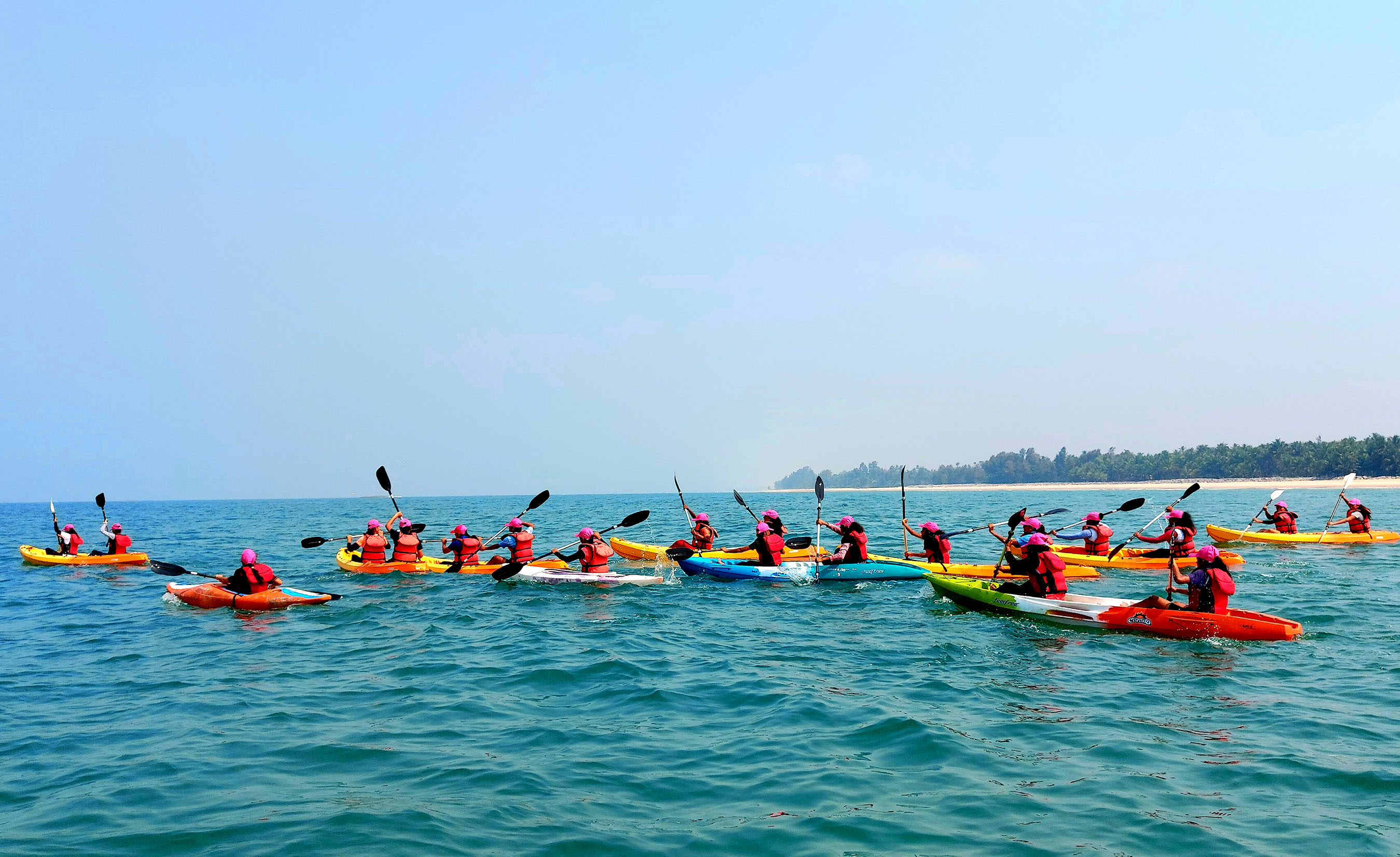 ಮಲ್ಪೆ ಕಡಲಿನಲ್ಲಿ 40 ವಿದ್ಯಾರ್ಥಿನಿಯರಿಂದ ಕಯಾಕಿಂಗ್ ಸಾಹಸ ಯಾತ್ರೆ