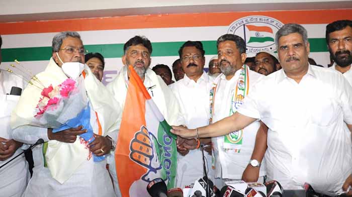 ಗಾಂಧಿ ಹಂತಕ ಗೋಡ್ಸೆಯನ್ನು ಪೂಜಿಸುವವರಿಂದ ದೇಶಭಕ್ತಿಯ ಪಾಠ ಕಲಿಯಬೇಕೇ: ಸಿದ್ದರಾಮಯ್ಯ ಪ್ರಶ್ನೆ