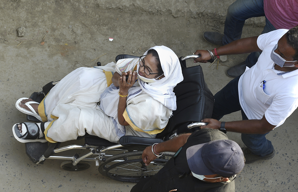 ನಂದಿಗ್ರಾಮ ಮತಗಟ್ಟೆಯಲ್ಲಿ ಸಿಲುಕಿದ ಮಮತಾ: ಅರೆ ಸೇನಾ ಪಡೆಯಿಂದ ರಕ್ಷಣೆ