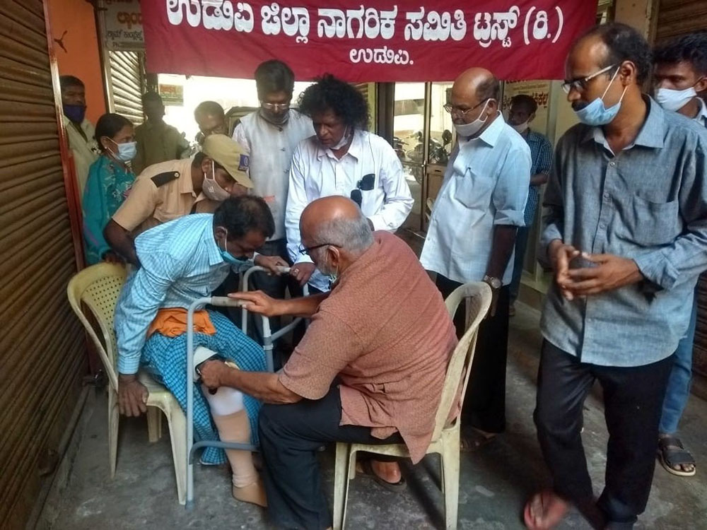 ಅಸಹಾಯಕ ವ್ಯಕ್ತಿಗೆ ಕೃತಕ ಕಾಲು ವಿತರಣೆ