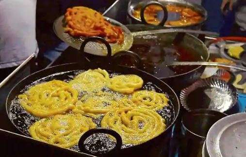 ಮತದಾರರಿಗೆ ಹಂಚಲು ತಯಾರಿಸಿದ್ದ ಜಿಲೇಬಿ, ಸಮೋಸಗಳನ್ನು ವಶಪಡಿಸಿಕೊಂಡ ಪೊಲೀಸರು