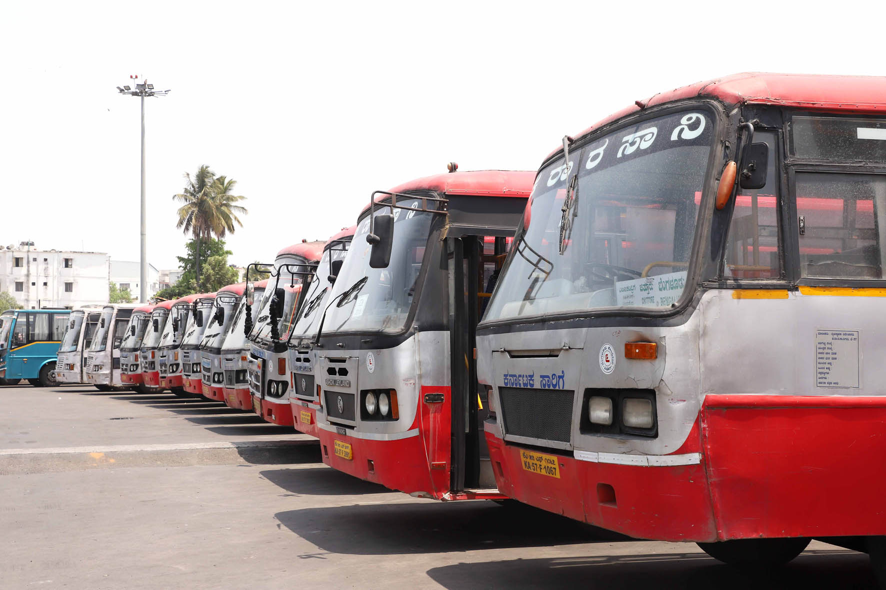 ಪಟ್ಟು ಬಿಡದ ಸಾರಿಗೆ ನೌಕರರು: ರಾಜ್ಯದೆಲ್ಲೆಡೆ ಸೋಮವಾರ ನೌಕರರು- ಕುಟುಂಬಸ್ಥರ ಧರಣಿ