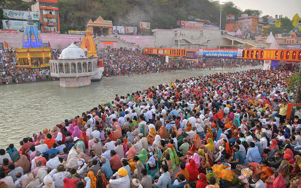 ಕುಂಭ ಮೇಳದಲ್ಲಿ ಲಕ್ಷಾಂತರ ಜನರು: ಕೋವಿಡ್ ನಿಯಮ ಪಾಲಿಸಿದರೆ ಕಾಲ್ತುಳಿತ ಸಂಭವಿಸಬಹುದು ಎಂದ ಹಿರಿಯ ಪೊಲೀಸ್ ಅಧಿಕಾರಿ